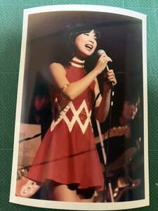 【レア】キャンディーズ　伊藤蘭　写真　ミニスカワンピ　赤　昭和タレント　70年代アイドル