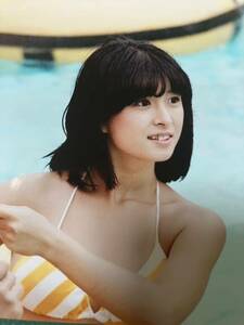 [ rare ] Kawai Naoko photograph yellow bikini beautiful black . Showa era star 80 period idol 