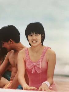 【レア】荻野目洋子　写真　ピンク水着　大磯ロングビーチ　昭和タレント　80年代アイドル 