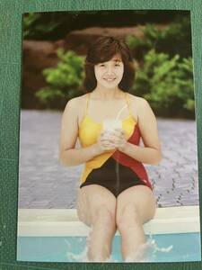 【レア】柏原芳恵　写真　3色水着　プールサイド　目元　昭和タレント　80年代アイドル 
