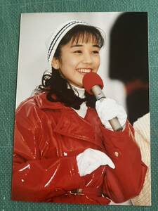 【レア】西田ひかる　写真　赤光沢コート　良い笑顔　昭和タレント　80年代アイドル 