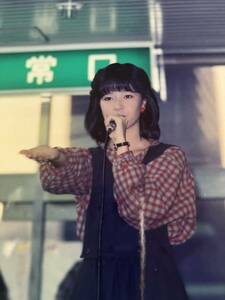 【レア】徳丸純子　写真　チェック柄シャツ　ジャンパースカート　イベント　80年代アイドル 