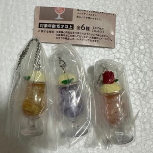 旅する喫茶　ミニチュアチャームvol.2 花咲く苺のクリームソーダ　淡藤のクリームソーダ　金木犀のクリームソーダ　ガシャポン