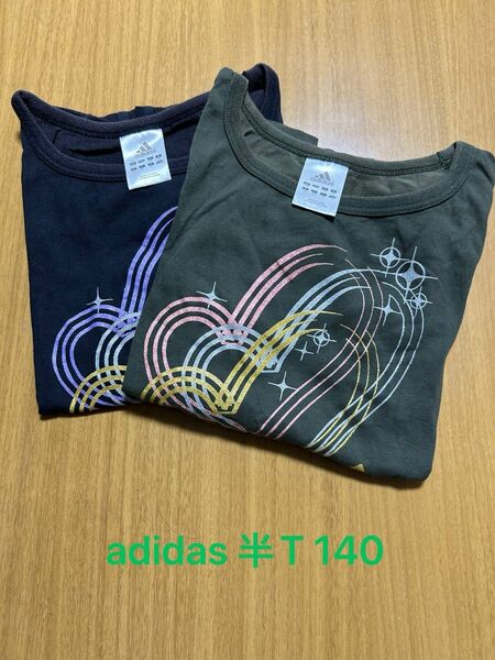 adidas半袖Tシャツ2枚セットです。タグ部分に汚れがありますが問題なく着用できます。