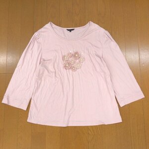 美品 TO BE CHIC トゥービーシック ビジュー装飾 オープンネック カットソー 46(3XL) ピンクベージュ 日本製 ロンT 4L ゆったり 大きい