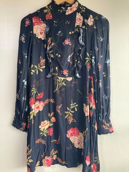 ZARA フラワー柄ミニワンピース