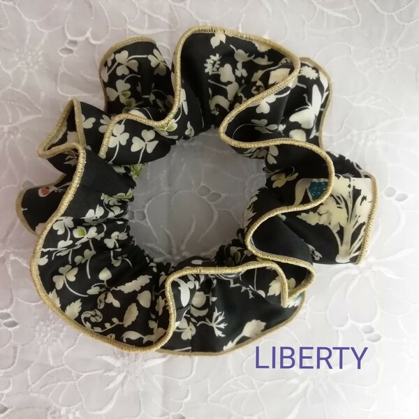 LIBERTY シュシュにもなるヘアゴム　ヨシエ×　ゴールドラメ　ハンドメイド