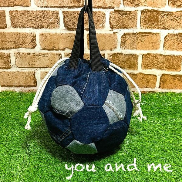 サッカーボールバッグ　サッカーボール型　サッカーボール柄　デニムリメイク　 ハンドバッグ ハンドメイド 個性的