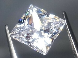 4.82ct 8x8㎜ VVSランク級で極上のカット品質・プリンセスカット キュービックジルコニア　カット面が多く最高品質の輝きの特級品です