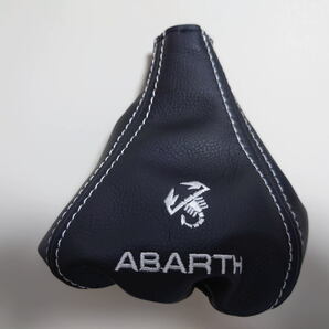 フィアット アバルト ABARTH ホワイト刺繍ロゴ入り レザーシフトブーツ 本体：黒 白ステッチ