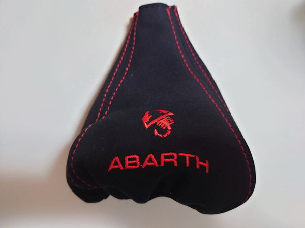 [1点のみ]フィアット アバルト ABARTH レッド刺繍ロゴ入り アルカンターラ製 シフトブーツ 本体：黒 赤ステッチ