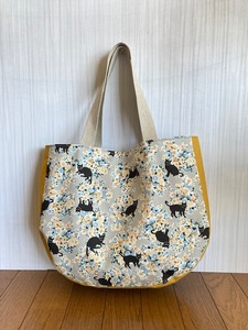 ハンドメイド　くろねこと花束デザイン　ラウンドトートバック*大* 肩掛けバッグ