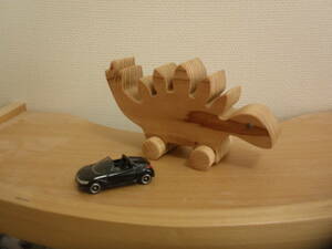 木工作家の私（智や）が作った９２４番目の作品（作品名：恐竜コロコロ・ステゴサウルス）です。 