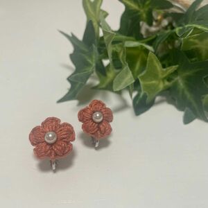 お花のワンポイントイヤリング 両耳1セット（テラコッタ）
