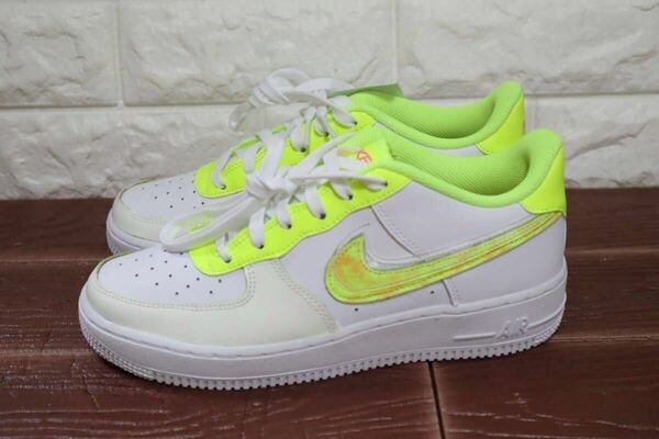 新品 24.5㎝ ナイキ NIKE Air Force 1 LV8 GS エアフォース１ ホワイト ボルト 蛍光 キッズ　ガールズ　レディース可 DV1680-100