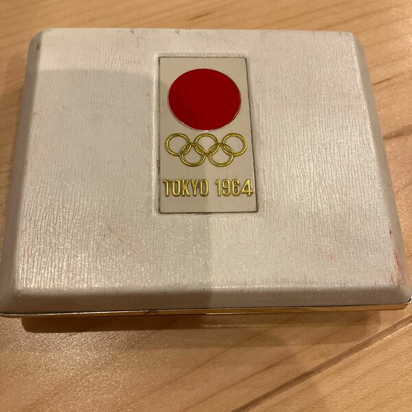 東京オリンピックの記念メダル。