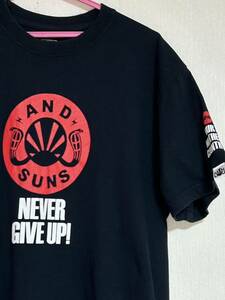 AND SUNS TOKYO アンドサンズ　NEVER GIVE UP! 半袖Tシャツ　L