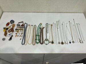 【K08164】※佐川急便のみ　メッキアクセサリーおまとめ ネックレス/イヤリング/ピアス/トップ/ブローチなど 総重量約500g ※ジャンク品