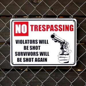 プラスチックメッセージサインボード No trespassing （進入禁止。進入者は撃ちます。で 生きていたらまた撃ちますよ。