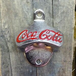栓抜き 壁面用 コカコーラ メタルウォールマウント ボトルオープナー　COCA-COLA BRAND レトロキッチン ガレージ イ
