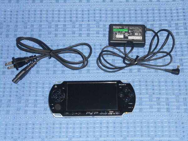 PSP本体(PSP-2000) ピアノ・ブラック 電源コード(充電ケーブル)・Memory Stick(メモリースティック) PRO Duo 4GB SanDisk付 ジャンク品扱い