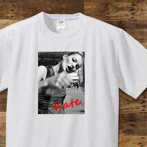 ケイトモス　Kate Moss　モデル ポーズ　生きる伝説　Tシャツ 新品　送料込　男女兼用　ユニセックス　サイズ豊富　SからXXL選べる_画像1