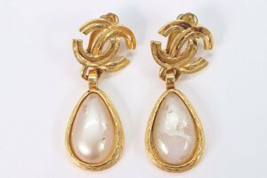 CHANEL Chanel 97A here Mark fake pearl earrings Gold color Vintage lady's accessory 5259-A