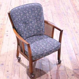 あ//A7617 Karimoku カリモク　ダイニングチェア　籐椅子　肘掛けキャスター付き　サイズ　約61.4×67×84cm