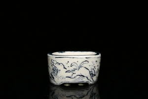 [ on .. mountain blue and white ceramics wave . map cut . ellipse pot size 4×3.7×2. unused goods also cloth attaching Japanese Bonsai-hachi WABI SABI ]