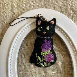 ハンドメイド 黒猫とお花 ストラップ 刺繍 ねこ ラベンダー 2