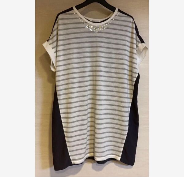 ★再値下げ★【THE SHOP TK 】(株)ワールド ネックビジューが素敵なオーバーサイズ(フリー)ロングトップス グレー系