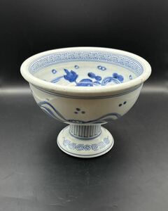 [ old fine art ] cake box sake cup . cup . flour . sake cup blue and white ceramics goldfish map old Imari height cup sake cup antique 