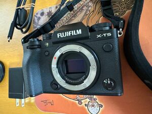 ★極上美品★ 富士フイルム Fujifilm X-T5 ボディ ★ショット1807回 ブラック ミラーレス一眼カメラ 