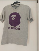 A BATHING APE グレー Tシャツ Sサイズ　ロゴパープル_画像1
