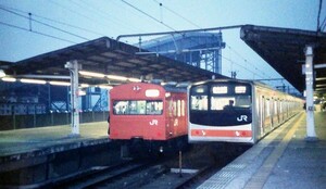 ◆[101-21]鉄道写真:JR 103系と205系(武蔵野線)の並び◆2Lサイズ