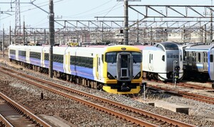 ☆[1-4321]鉄道写真:JR E257系500番台とE259系の並び☆KGサイズ