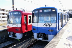 ★[1-4252]鉄道写真:京急電鉄 600形(ブルースカイトレイン)と2100形の並び★Lサイズ