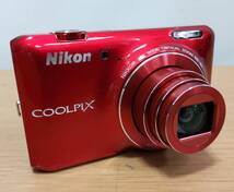 【U11199】キレイ目 中古現状渡し Nikon COOLPIX S6400 レッド コンパクトデジタルカメラ 通電確認済み_画像1