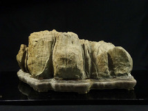 大型水石 島形石 鑑賞石 飾り石 木台付 くつ付き 幅約47cm 重さ約28kg　「3367」_画像3