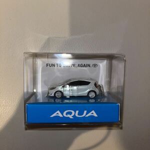 トヨタ アクア 後期　AQUA 非売品 LED ミニカー キーホルダー　カラーサンプル　ライムホワイトパールクリスタルシャイン　白