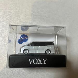 トヨタ ヴォクシー TOYOTA VOXY 80系　後期　LEDストラップ ミニカー キーホルダー カラーサンプル　ホワイトパールクリスタルシャイン系