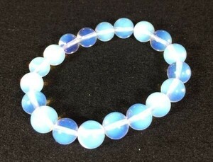 オパールブレスレット　オパール(蛋白石)10ミリ珠を19石使用 非宝石品質 白と透明とブルーのグラデーション 0165A2