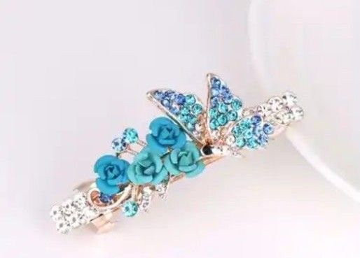 523 ラインストーンの蝶と薔薇のバレッタ ブルー