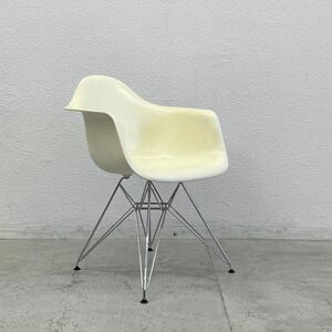 〓 ヴィトラ Vitra アームシェルチェア エッフェルベース DAR チャールズ＆レイ イームズ ポリプロピレン製 ミッドセンチュリー 正規品