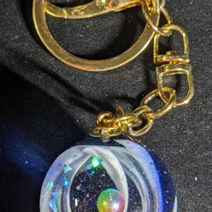 No.197 宇宙玉レジンキーホルダー ハンドメイド 渦巻き クラッシュオパール 25mm球