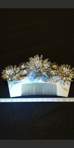 * ultimate beautiful goods * gold . decoration .,.. flower decoration. beautiful excellent article head ornament goods, metal, pearl, resin made .. length 8cm width 16cm. beautiful beauty . excellent article. beautiful petal. structure shape 