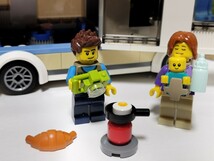 送料無料即決希望　LEGO レゴ ホリデーキャンピングカー 60283　ミニフィグ　赤ちゃん　知育玩具　車　タイヤ　フライパン　シティ CITY_画像2