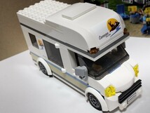 送料無料即決希望　LEGO レゴ ホリデーキャンピングカー 60283　ミニフィグ　赤ちゃん　知育玩具　車　タイヤ　フライパン　シティ CITY_画像4