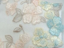 花びらが立体刺繍　