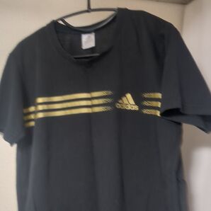 メンズM アディダス黒Tシャツ 金プリント